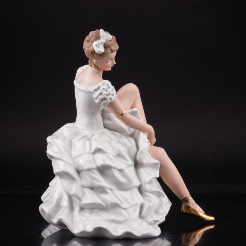 Балерина, завязывающая балетную туфельку, Wallendorf, Германия, 1960 гг