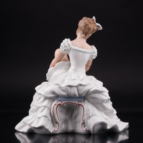 Балерина, завязывающая балетную туфельку, Wallendorf, Германия, 1960 гг