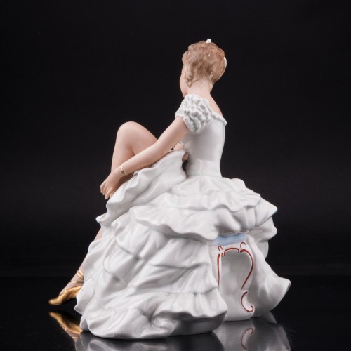Балерина, завязывающая балетную туфельку, Wallendorf, Германия, 1960 гг