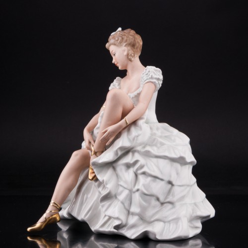 Балерина, завязывающая балетную туфельку, Wallendorf, Германия, 1960 гг