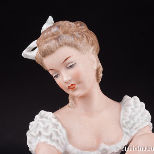 Балерина, завязывающая балетную туфельку, Wallendorf, Германия, 1960 гг