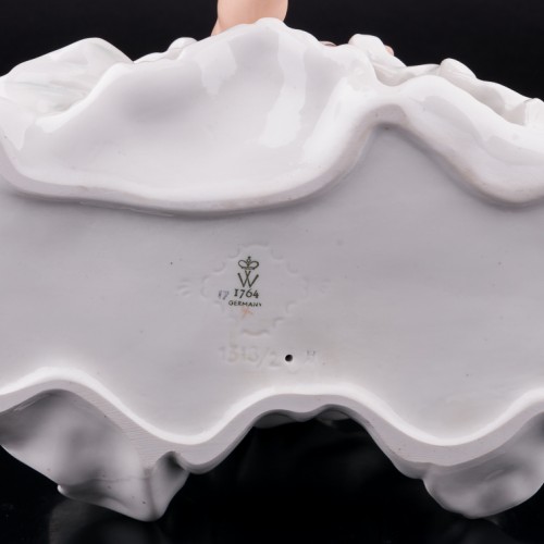 Балерина, завязывающая балетную туфельку, Wallendorf, Германия, 1960 гг