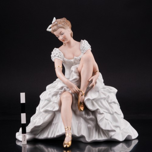 Балерина, завязывающая балетную туфельку, Wallendorf, Германия, 1960 гг