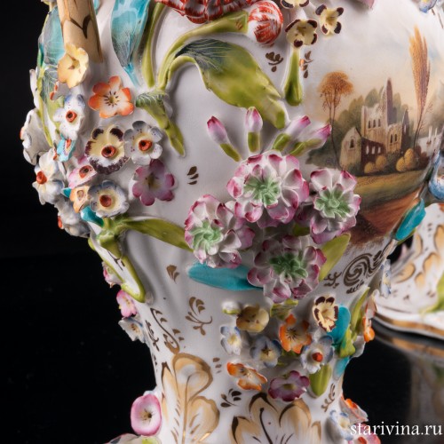 Две вазы с цветочным орнаментом и крышками, Coalport, Великобритания, нач. 20 в