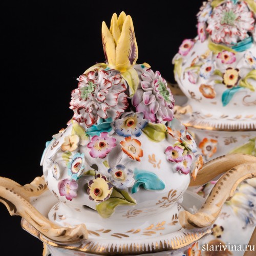Две вазы с цветочным орнаментом и крышками, Coalport, Великобритания, нач. 20 в