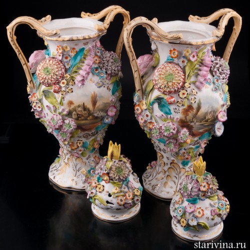 Две вазы с цветочным орнаментом и крышками, Coalport, Великобритания, нач. 20 в