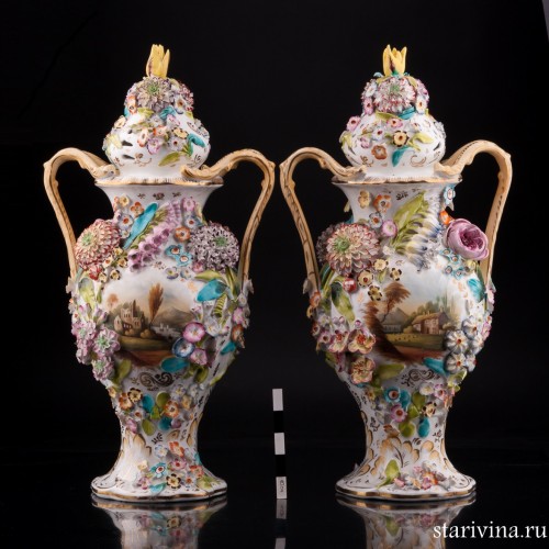 Две вазы с цветочным орнаментом и крышками, Coalport, Великобритания, нач. 20 в