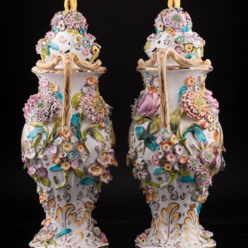 Две вазы с цветочным орнаментом и крышками, Coalport, Великобритания, нач. 20 в