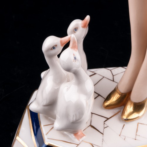 Девушка с утятами, Royal Dux, Чехия, нач. 20 в