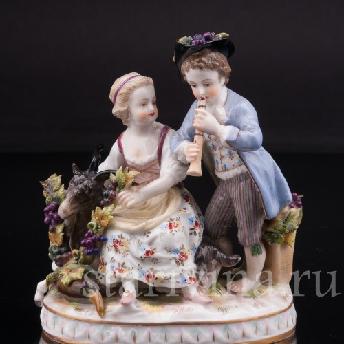 Фигурка из фарфора Аллегория осени, дети с козликом, Volkstedt, Германия, кон. 19 в.