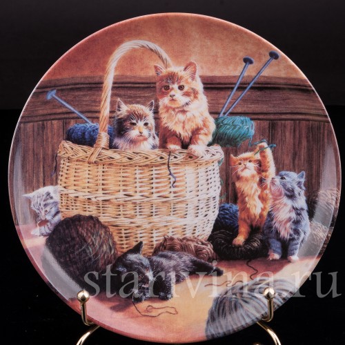 Декоративная фарфоровая тарелка Увлекательное вязание, Швеция, 1992 г.