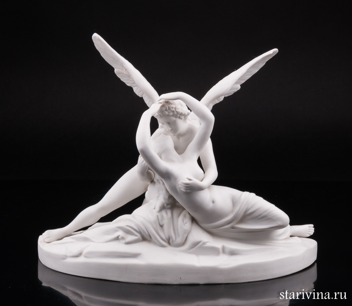 Амурский голый ангел с сердцем в руках - клипарт в векторе / векторное изображение